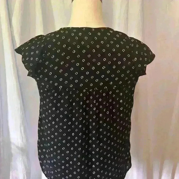 Old Navy flowy Women’s Size M Top. Tie Detail. Flutter Sleeve. Black And White - Picture 4 of 6